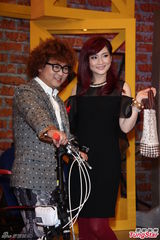 组图：纳豆捐车加码伴游 Selina批好烂