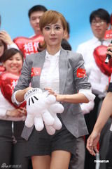 组图：蔡依林穿OL装大派自制蛋糕 扎马尾甜美亲和