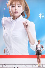 组图：蔡依林穿OL装大派自制蛋糕 扎马尾甜美亲和