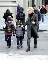 组图：凯特-布兰切特携子漫步街头神采奕奕