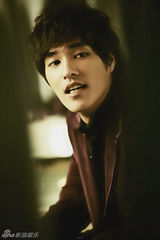 组图：蓝正龙本色写真闲适随意 多部影片进军内地