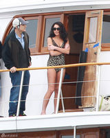 组图：林赛-罗韩豹纹比基尼现身片场