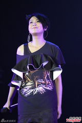 组图：刘若英分享爱情体会 自曝恋爱失败多次