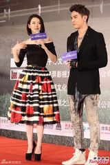 组图：汪东城戚薇相谈甚欢 新片演校园恋