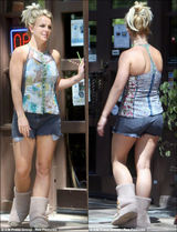 组图：布兰妮泳装登封面 身材火辣变性感拳击手