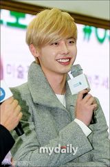 组图：韩星李钟硕助阵公益 金发帅气萌态毕露