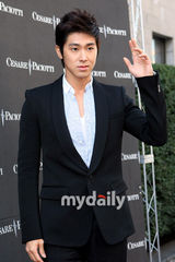 组图：郑允浩金正恩千正明出席皮鞋品牌发布会