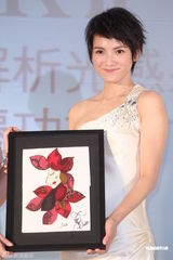 组图：李心洁白色礼服亮相结婚2年开启造人大计