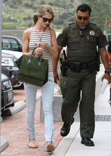 高清组图：惠特莉和男友杰森亮相 牛仔裤秀长腿