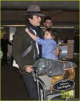 组图：奥兰多带子现身机场 小弗林害羞躲爸怀里