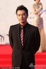 组图：连凯亮相百花红毯 黑色西服帅气