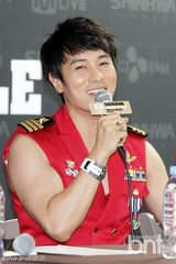 组图：神话组合出席亚洲巡演首尔站记者会