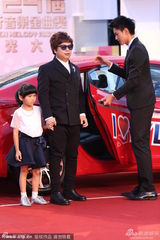 组图：盲人兄弟王俊杰戴黑墨镜牵小萝莉亮相