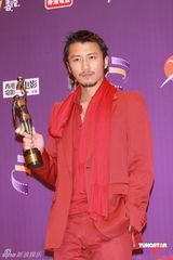 幻灯：香港金像奖后台 谢霆锋举奖杯满脸兴奋