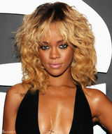 高清组图：格莱美红毯蕾哈娜黑色礼服真空上阵