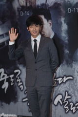 独家高清：李准基抱娃宣传新剧变奶爸 卖萌不停