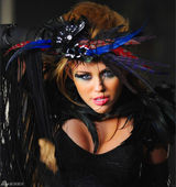 高清组图：麦莉-赛勒斯拍新歌MV 孔雀战衣华丽