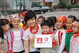 高清图：李宇春为亚运助力 街头做公益成孩子王
