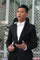 组图：梁汉文拍新歌MV 邀太太重现结婚场面