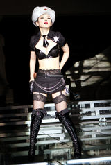 组图：黄奕《东成西就211》百变造型玩制服诱惑 