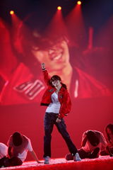 高清图：少女时代倾情开唱 载歌载舞活力四射