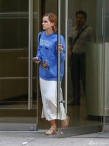 组图：沃特森穿蓝外套出街 素颜亮相清纯可人