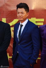 组图： 赵本山师徒压轴长影节 倪妮蓝裙优雅显大气