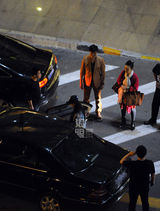 组图：范冰冰携爸妈现身机场 父女拥抱真情流露