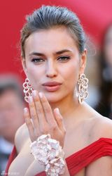 组图：C罗超模女友戛纳走秀展玉腿深沟