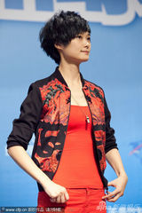 组图：李宇春紧身红衣小露沟 与粉丝互动引尖叫