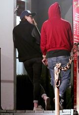 组图：暮光女与闺蜜深夜出游 大吃夜宵不惧发福