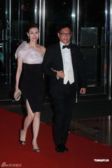 组图：富商郑裕彤孙女郑志雯出嫁 给孙女婿打满分