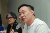 组图：徐濠萦素颜现身香港报业评议会 陈奕迅递交投诉书