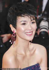 组图：章子怡亮相戛纳红毯 短发造型清爽干练
