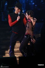 组图：张智霖个唱动情流泪 郭富城张柏芝助阵 