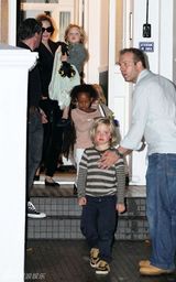 组图：朱莉和斯蒂芬妮星妈聚会 明星宝宝扎堆