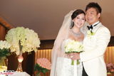 组图：钱嘉乐轻抚汤盈盈凸肚 婚礼现场温馨