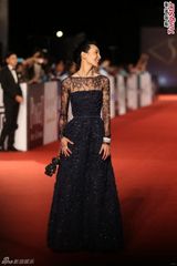 组图：张曼玉姹紫长裙气场足 红唇皓齿心情靓