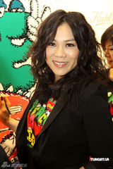 幻灯：蔡健雅成熟亮相投身慈善 说到动情处落泪