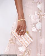 组图：《丑闻》女星凯丽-华盛顿亮相艾美红毯