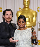 高清组图：奥斯卡后台获奖众星举金人光彩照人