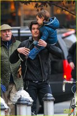 组图：米兰达开心赴日 前夫带萌子显父爱