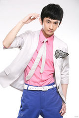 幻灯图：康飞新写真化身蝴蝶美男 讲述演员心态