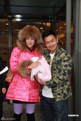 组图：陈浩民接太太出院春风得意 爱女包裹粉嫩可人