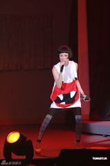 组图：郑秀文客串舞台剧 奶牛装惹人眼球