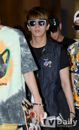 组图：B.A.P香港个唱结束 机场亮相活力四射