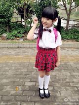 组图：童年小龙女演员超萌生活照 可爱似洋娃娃