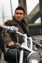 组图：张铎《新神探联盟》化身包黑炭身手敏捷