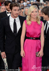 组图：邓斯特戛纳走秀紫红裙装简约亲切