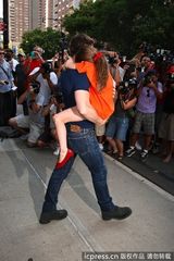 组图：汤姆-克鲁斯离婚后首探爱女 遭狗仔围堵